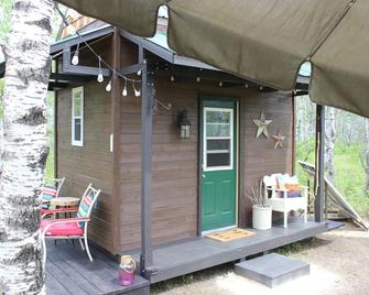 Micro-cabin nestled in secluded forest\n - 吉姆利 - 露台