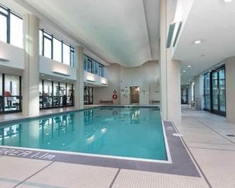 Spacious 2br - Pool Gym Sauna Hot Tub Free Parking - 多伦多 - 游泳池