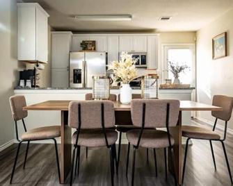 Cozy Home in San Antonio near Lackland AFB - 圣安东尼奥 - 餐厅