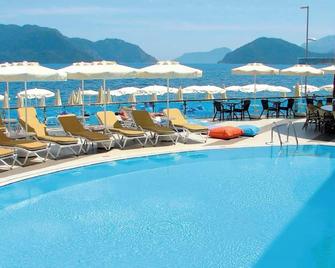 Hotel Marbella - 马尔马里斯 - 游泳池