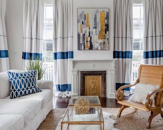 Re-imagined Chic 2 Bedroom Treme Condo, blocks from French Quarter! - 新奥尔良 - 客厅