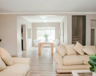 Private luxurious 3 bedroom complete house - 布隆方丹 - 客厅