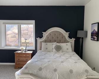Natural Wonder in North Colorado Springs; Entire Floor With Private Entry - 科罗拉多斯普林斯 - 睡房