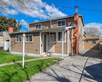 5br/3ba house near OaklandAirport & RaiderStadium - 奥克兰 - 建筑