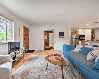 Chic Boulder Home with Yard Less Than 3 Mi to Pearl St! - 博尔德 - 客厅
