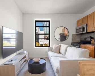 Chic & Trendy 3BD 1Bath Escape in the Lower East Side - 纽约 - 客厅