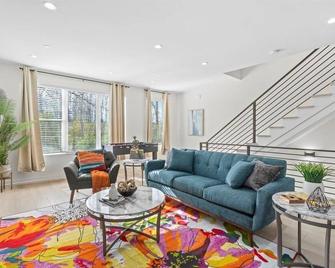 Elegant 3br3.5ba Modern Charlotte Townhouse - 夏洛特 - 客厅