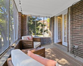 6-Bdrm Southplaza Walk To Umkc, Loose Park, Whole Foods - 堪萨斯城 - 客厅