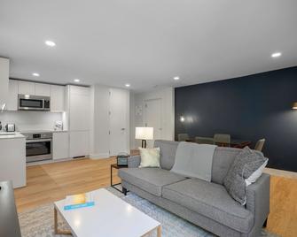 Spacious Harvard Square 2BR w/ W/D near Redline by Blueground - 剑桥 - 客厅