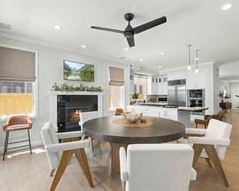 New High-end Tri-level Home in Cherry Creek North - 丹佛 - 餐厅