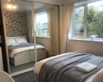 fAiRy DeLL Guesthouse, with cozy lockable rooms, tv, tea tray with choccies, free wifi and parking, 24hr check in, COA, all are welcome - 布雷得佛 - 睡房