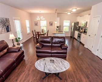 New! Modern Large House Great Location Near Unc-Charlotte, Topgolf, Carowinds - 夏洛特 - 客厅