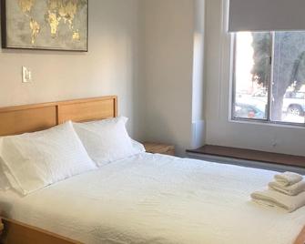 Relaxed and Spacious 2 BR Apartment with a Patio - 奥克兰 - 睡房