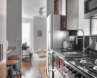 Classic East Village 1BR w/ W/D, nr cafes, by Blueground - 纽约 - 厨房