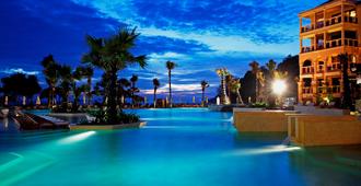 普吉岛圣塔拉海滩度假酒店 - 卡伦海滩 - 游泳池