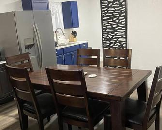 Cozy 3 BR, TVs in all rooms! 2.5 mi from AT&T center - 圣安东尼奥 - 餐厅