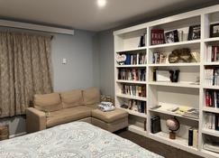 Downtown Jackson Cozy one bedroom, 3\/4 bath. (Sink and stand up shower). - 杰克逊 - 睡房