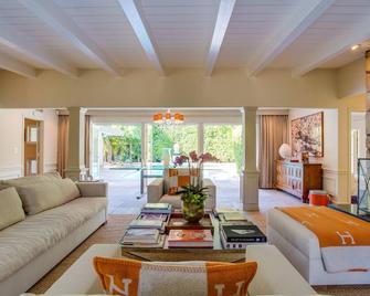 Serendipity in Deepwell - High End Luxury! Designer Home! - 棕榈泉 - 客厅