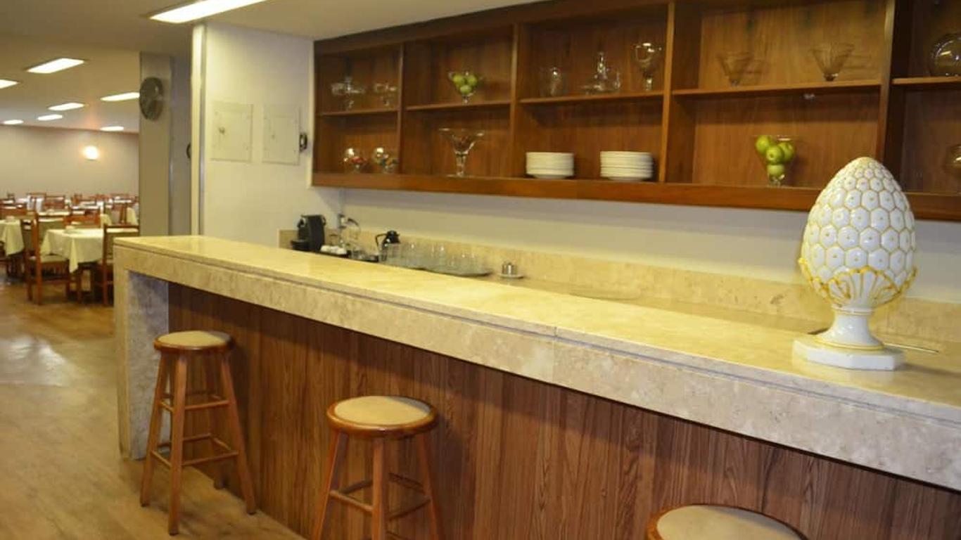 尼泰罗伊广场酒店