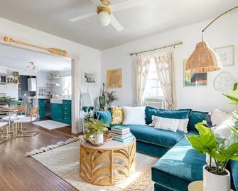Charming 2-bedroom House with Every Amenity in Quiet, Trendy Neighborhood - 长滩 - 客厅
