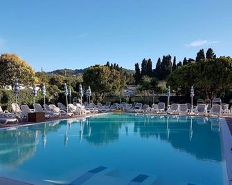 德尔米莫斯酒店 - 迪亚诺马里纳 - 游泳池