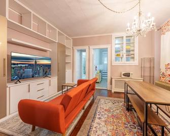 Quaint & charming century-old brownstone near NYC - Guttenberg - 客厅