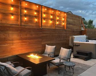 Amazing Park Hill 3 BR with Hot Tub, Pet Friendly, w/ Great Entertainment Areas - 丹佛 - 露台