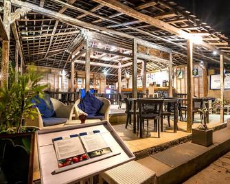 吉利艾尔岛曼塔潜水度假酒店 - 彭朗 - 餐馆