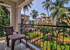 Amazing Pool View Candolim Goa 2bhk Apartment - 帕纳吉 - 阳台