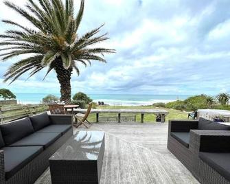Awesome Wainui Spacious Holiday Home Overlooking the Surf - no pets. - 吉斯伯恩 - 户外景观