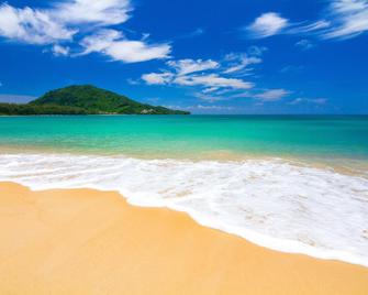 Centara Grand West Sands Resort Villas Phuket - 迈考 - 海滩