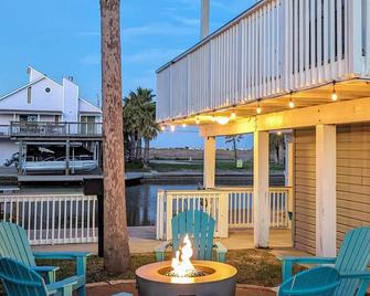 Waterfront luxury! Free bikes & kayaks! Great fishing! Bike to the beach! - 牙买加海滩 - 露台