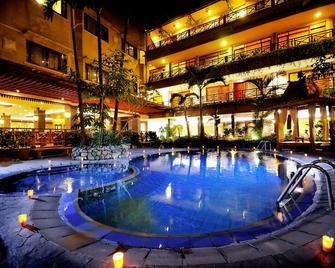 苏卡哈迪酒店及画廊 - 万隆 - 游泳池