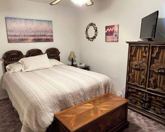 Charming 2-Bedroom House With Ac, Wifi, Walking Distance From Uptown! - 阿尔伯克基 - 睡房