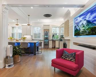 \'1855 Grand Mansion In Historical Charlestown\' 6 bed 4.5 bath Renovated 2021 - 波士顿 - 客厅