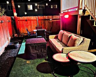 Backyard Bliss - Summer Bbqs And Firepit Nights - 萨克拉门托 - 休息厅