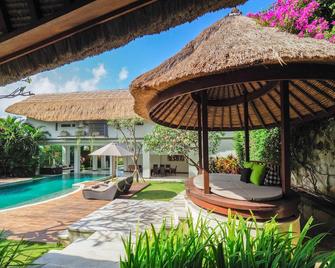 巴厘岛沙努尔图亚里奥豪华酒店 - 登巴萨 - 游泳池