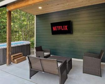 Luxe Mt. Rainier Lodge w/ Hot Tub-AC-Game Room - 阿什福德(华盛顿州) - 露台
