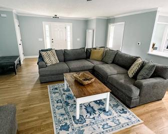 Stunning Sanford home with privacy and a beautiful view. - 桑福德(北卡罗来纳州) - 客厅