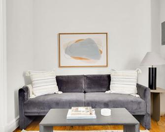Ideal Kips Bay 1BR w/ W/D, near East River & 6 Train, by Blueground - 纽约 - 客厅