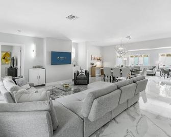 Pool, game room, near beach - 劳德代尔堡 - 客厅