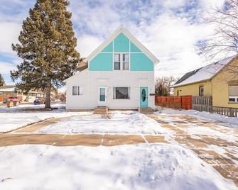 New Listing!! Bright Bohemian Stay - 拉勒米 - 建筑