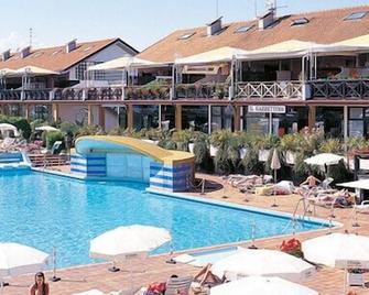 乌诺码头酒店 - 利尼亚诺萨比亚多罗 - 游泳池