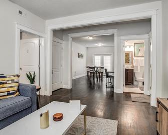 Oasis Midtown Kc- 2 Bedroom Apt - 堪萨斯城 - 客厅