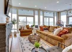 Waterfront Watertown Condo with Patio and Pool Access! - 沃特敦 - 客厅