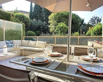 Grand Studio Avec Terrasse Privative et Magnifique Piscine - 戛纳 - 餐馆