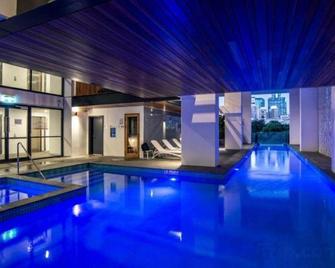 Lovely 2 Beds Apt with City View at South Brisbane - 布里斯班 - 游泳池