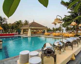 The Nouveau Chumphon Beach Resort & Golf（新式春蓬海滩度假村和高尔夫球场） - 春蓬 - 游泳池