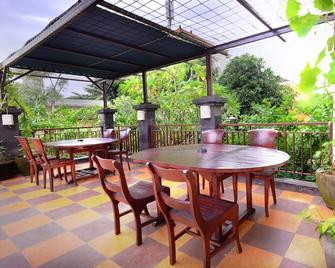 巴厘岛昂格桑山屋酒店 - South Kuta - 露台