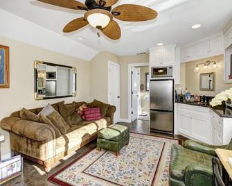 Land Park Studio Charmer. Fully furnished, utilities included. - 萨克拉门托 - 客厅
